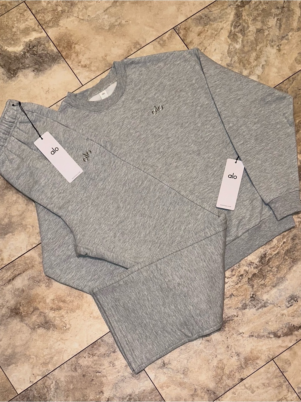Alo Yoga Accolade Crew Neck Pullover & Straight Leg Sweatpant Set Grey Small